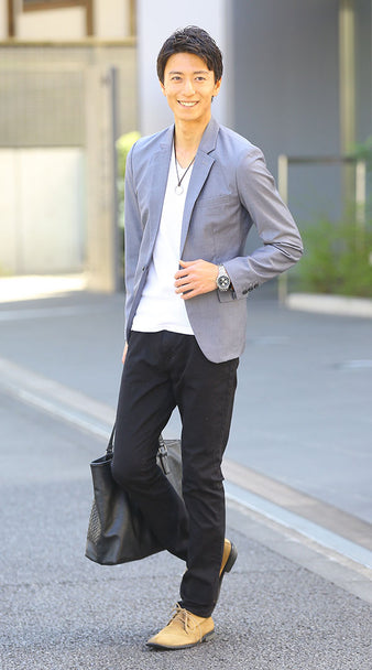 黒パンツの春コーデ例