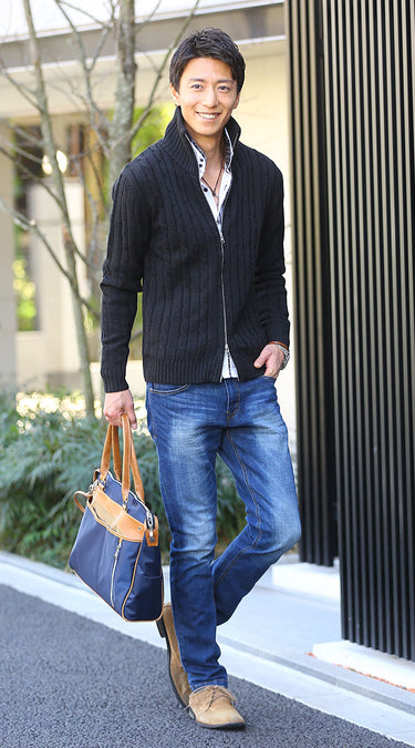 メンズニットにシャツを重ね着したコーディネート