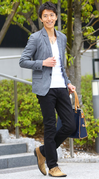 グレーストライプテーラードジャケット×ホワイトカットソー×ブラックパンツ