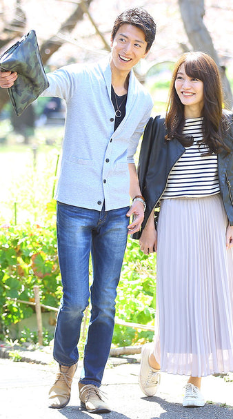 グレーショールカラーカーディガン×ブラックカットソー×デニムパンツ