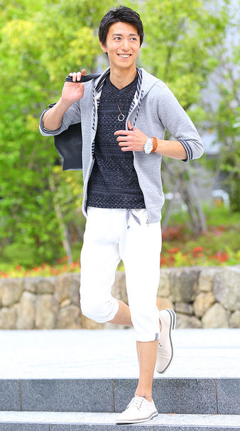 杢グレーパーカー×ブラックカットソー×ホワイトクロップドパンツ