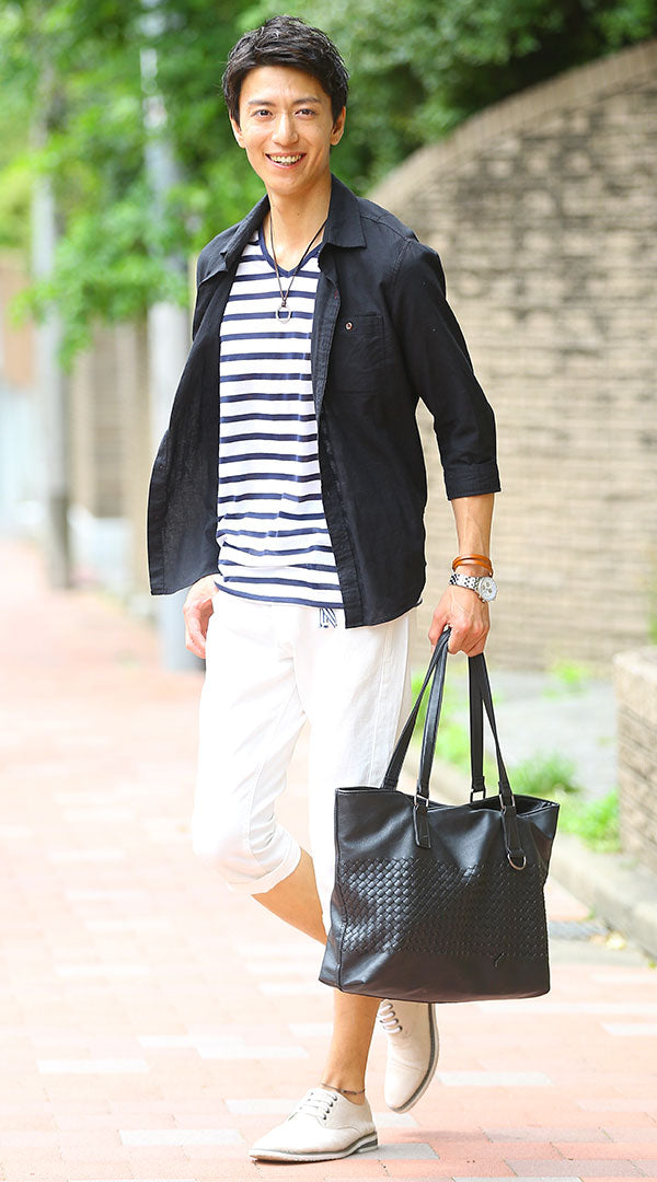 メンズにおすすめの黒シャツと白クロップドパンツの夏コーデ