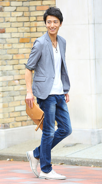 グレーテーラードジャケット×ホワイトカットソー×デニムパンツ