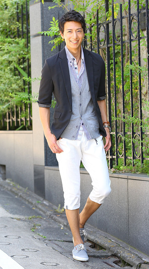 ジャケットのインナーにストライプシャツを着た画像