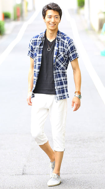 グレーシューズ×ネイビーチェックシャツ×ブラックカットソー×ホワイトクロップドパンツ