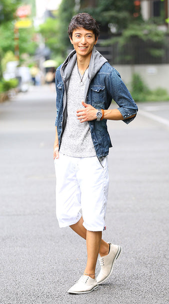 杢グレーTシャツ×デニムシャツ×グレーパーカー×ホワイトクロップドパンツ