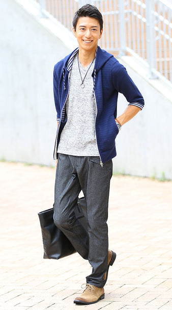 杢グレーTシャツ×ネイビーパーカー×ヘリンボーンパンツ