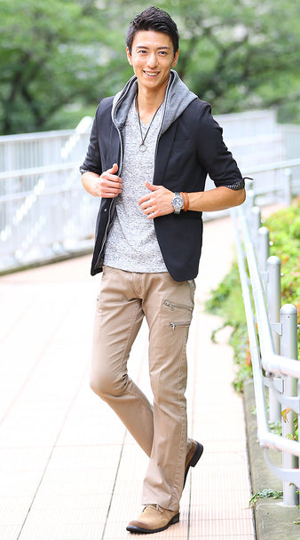 杢グレーTシャツ×ブラックテーラードジャケット×ベージュチノパン