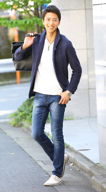 ネイビーのスタンドカラージャケットとデニムパンツのコーデ例