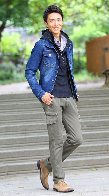 ショートブーツと合わせた大人の男性にふさわしい自然なカッコ良さのある緑のカーゴパンツコーデ例