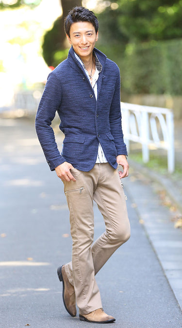 おすすめのベージュブーツカットパンツのメンズコーデ