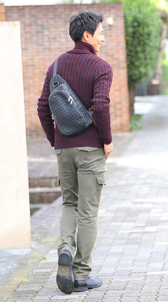 メンズにおすすめのPUレザー編み込みボディバッグを使った大人のデートカジュアルコーデ