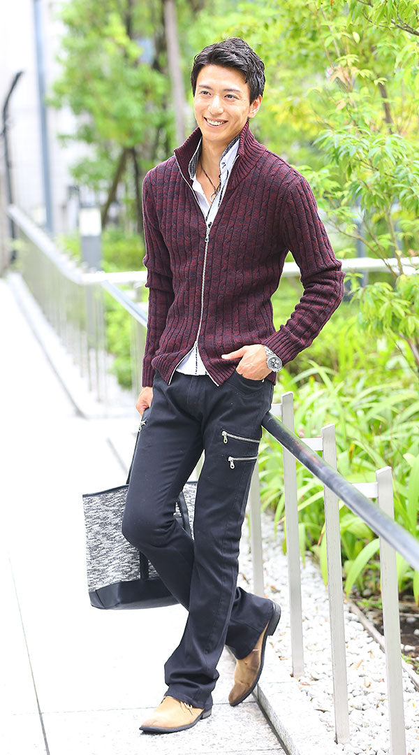 メンズにおすすめの黒カーゴパンツとボルドーニットジャケットを使った通勤向けコーデ例