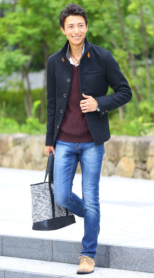 ワインレッドのリブニットとジャケットを合わせた秋のきれいめデニムコーデ