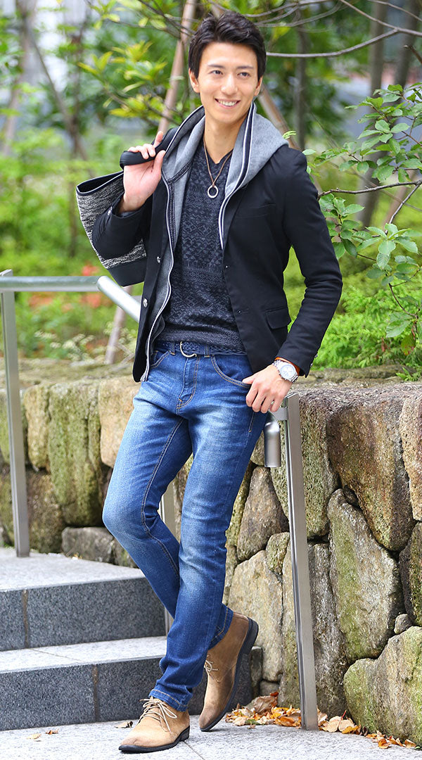 柄Tシャツとジャケットを合わせたデニムのきれいめカジュアルコーデ