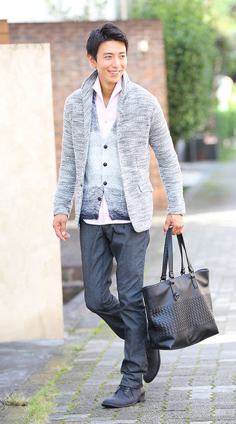 ピンクシャツ×イタリアンカラージャケット×グレーストレッチパンツのコーディネート画像