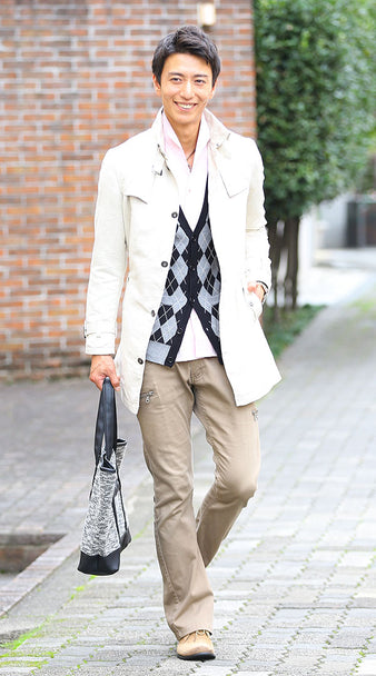 ピンクシャツ×スエードコート×ベージュチノパンのコーディネート画像