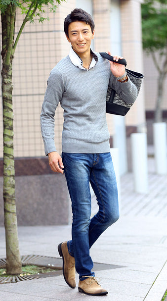 メンズにおすすめの春のニットとシャツの重ね着カジュアルコーデ