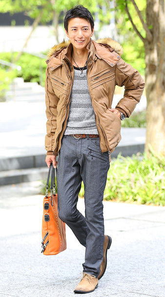 メンズにおすすめのブラウンベルトを合わせたブラックデニムカジュアルコーデ