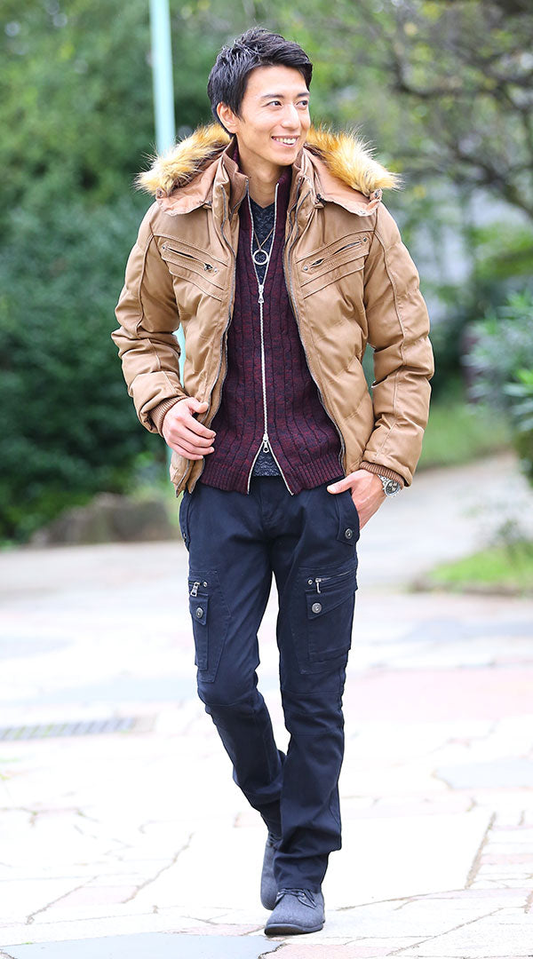 メンズにおすすめの黒カーゴパンツと防寒アウターを使った冬のアウトドア向けコーデ例