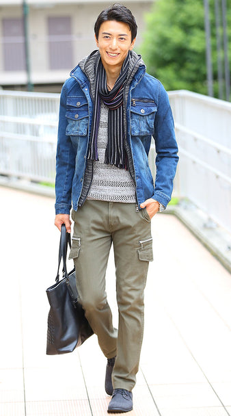 メンズのカーキパンツとジージャンにマフラーを合わせた秋のカジュアルコーデ