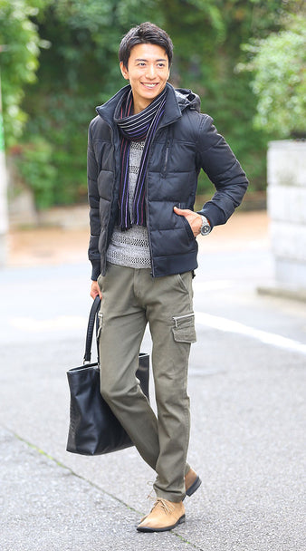 グレーニット×ブラック中綿ジャケット×カーキカーゴパンツ×マルチカラーマフラー