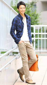 おすすめのブーツカットパンツのメンズコーデ