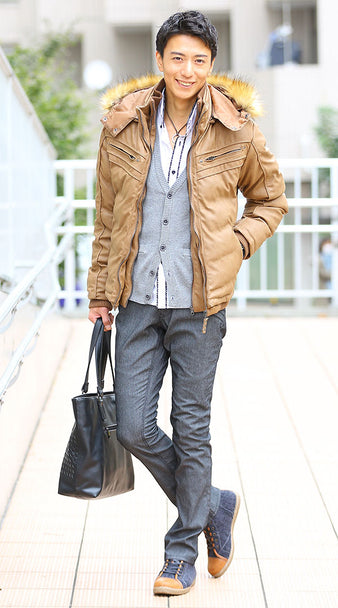 グレーパンツ×キャメル中綿ジャケット×グレーカーディガン×ホワイトシャツ