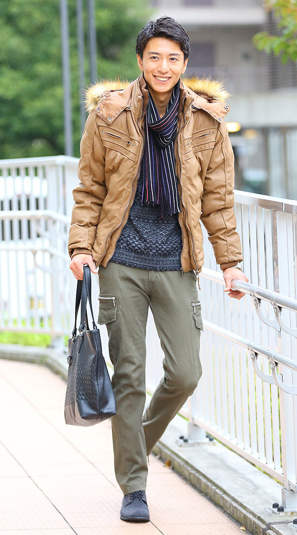 メンズのカーキテーパードパンツに黒ブーツを合わせた冬のダウンジャケットコーディネート