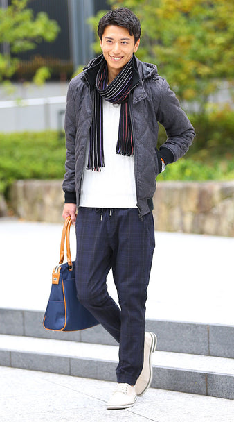 ネイビーパンツとダウンジャケットの冬コーデ画像