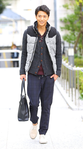 ネイビーパンツと中綿ベストの冬コーデ画像