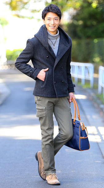 グレータートルネックニット×ブラックコート×カーキカーゴパンツ