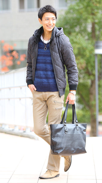 グレー中綿コート×ブルーボーダーニット×ベージュチノパン