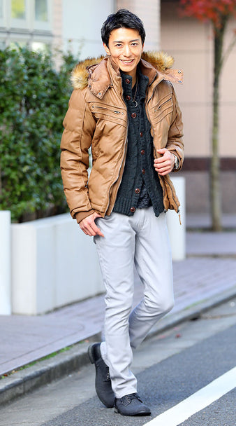 ライトグレーパンツ×キャメル中綿ジャケット×ブラックスタンドカラーニット