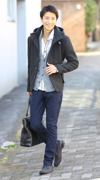 グレーカーディガン×ブラックスタンドカラーコート×ホワイトシャツ×ネイビーパンツ