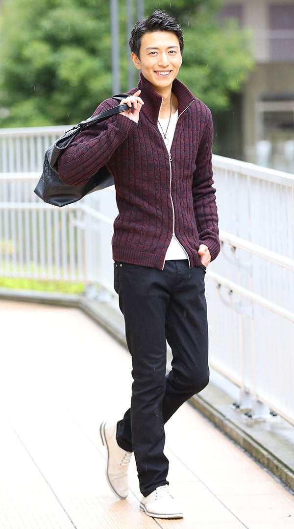 メンズにおすすめの黒ストレッチパンツと白スニーカーで作る落ち着いたカジュアルスタイル