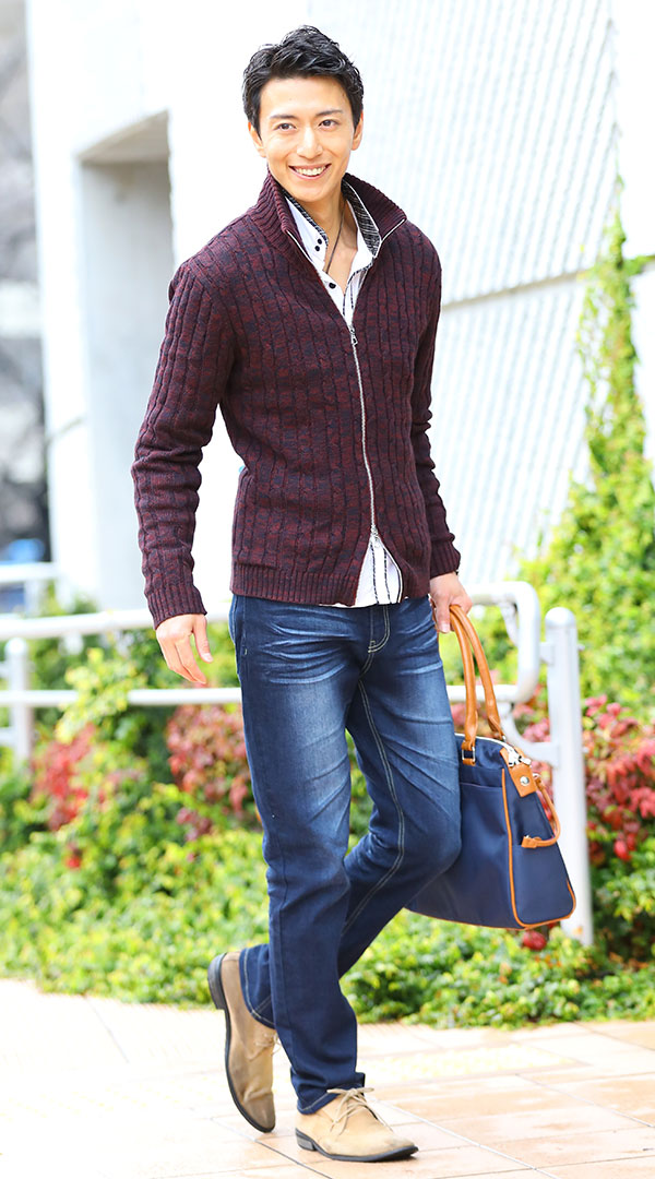 メンズにおすすめの濃紺デニムとボルドーニットで足が長く見えるカジュアルコーデ