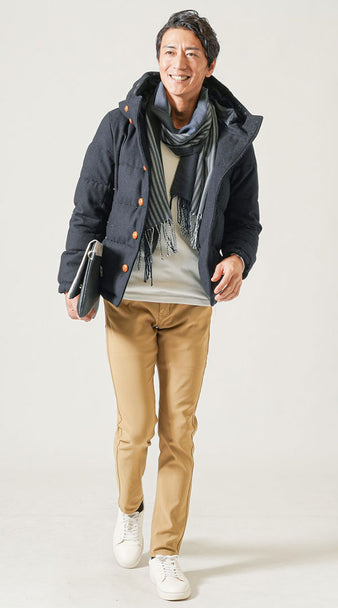 メンズのキャメルスリムチノとダウンジャケットの冬コーデ