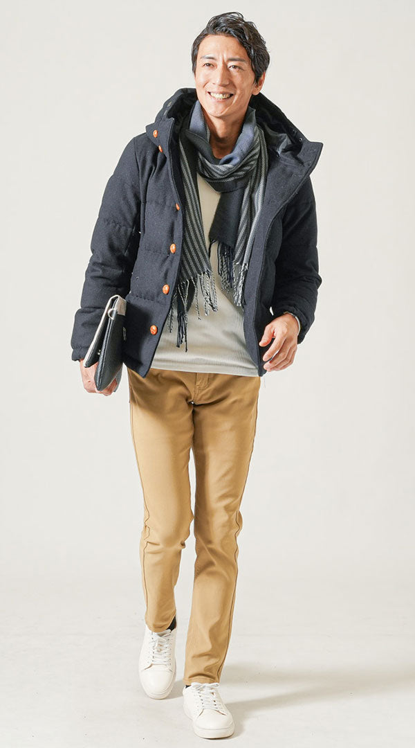 40代メンズにおすすめの白スニーカーと細身の濃いベージュパンツを合わせたコーデ例