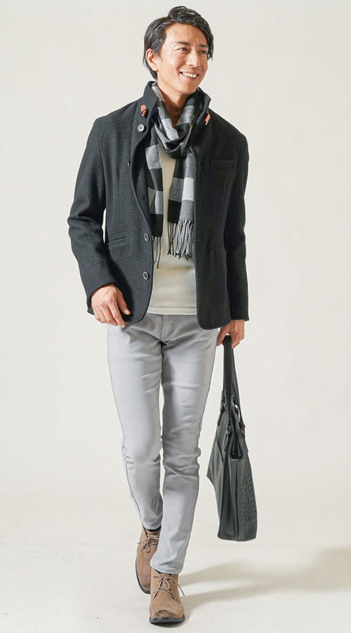 グレーパンツ×黒ショートコートコーデ