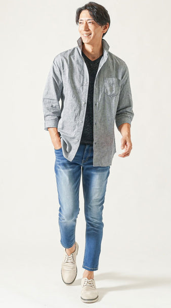 メンズの夏秋コーデ グレーシャツと黒Tシャツにデニムを合わせスエード靴で大人っぽさを加えた着こなし