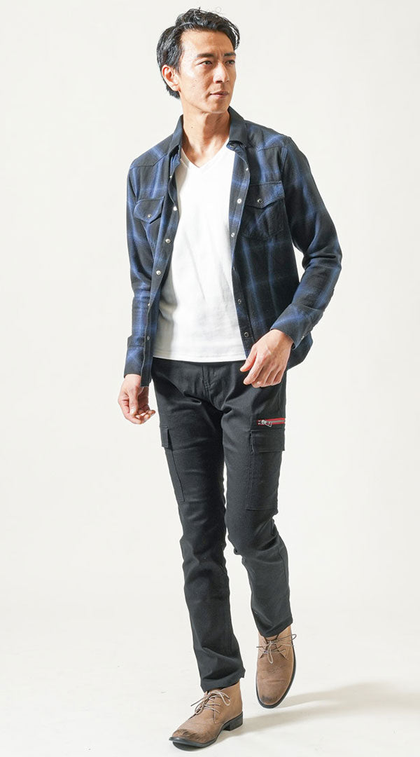 メンズにおすすめの黒カーゴパンツとチェックシャツを合わせた春の爽やかコーデ例