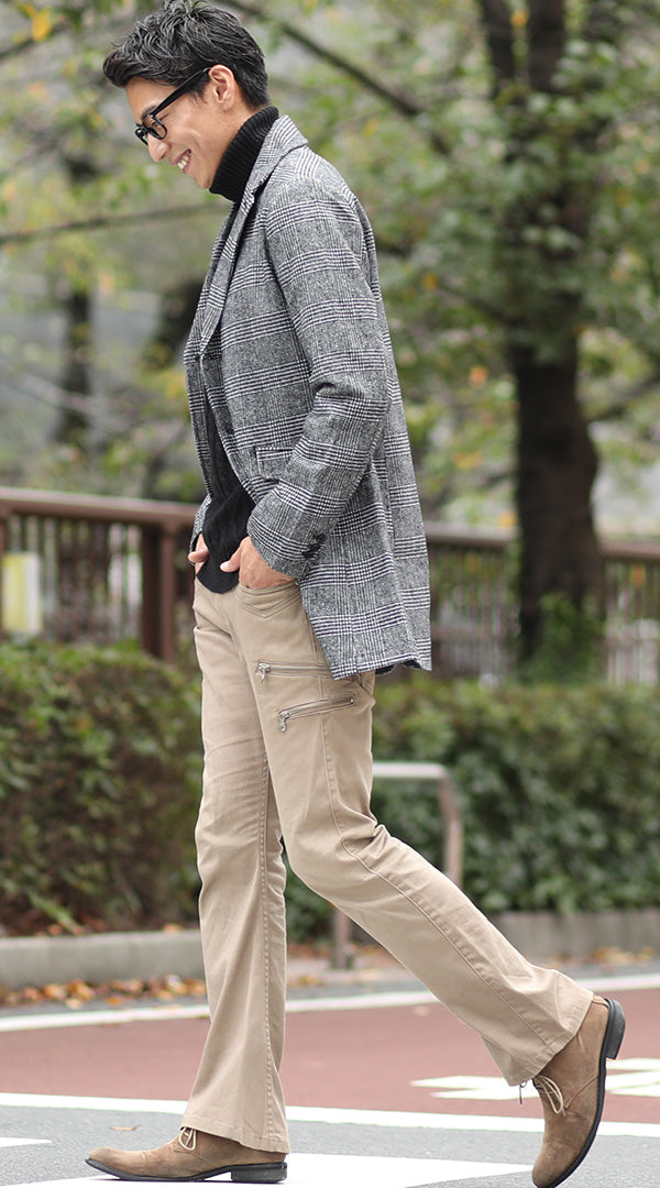 50代メンズにおすすめの黒タートルネックとグレンチェックコートのきれいめコーディネート例