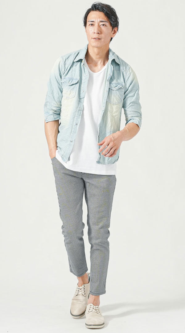 細身メンズライトデニムシャツと白Tシャツの夏コーデ