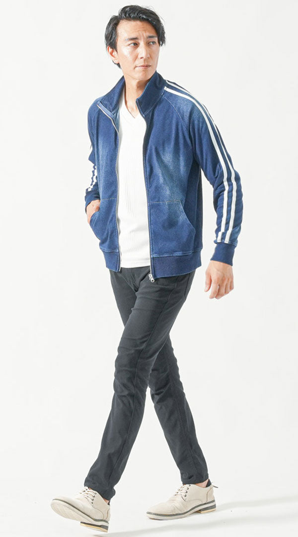 40代メンズにおすすめのブルーのライン入りトラックジャケットと黒パンツを合わせたスポーティーファッションコーデ