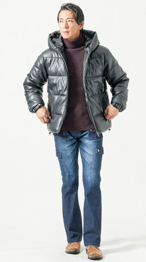 メンズの黒ダウンジャケットとブーツカットデニムを組み合わせた冬のアクティブコーデ