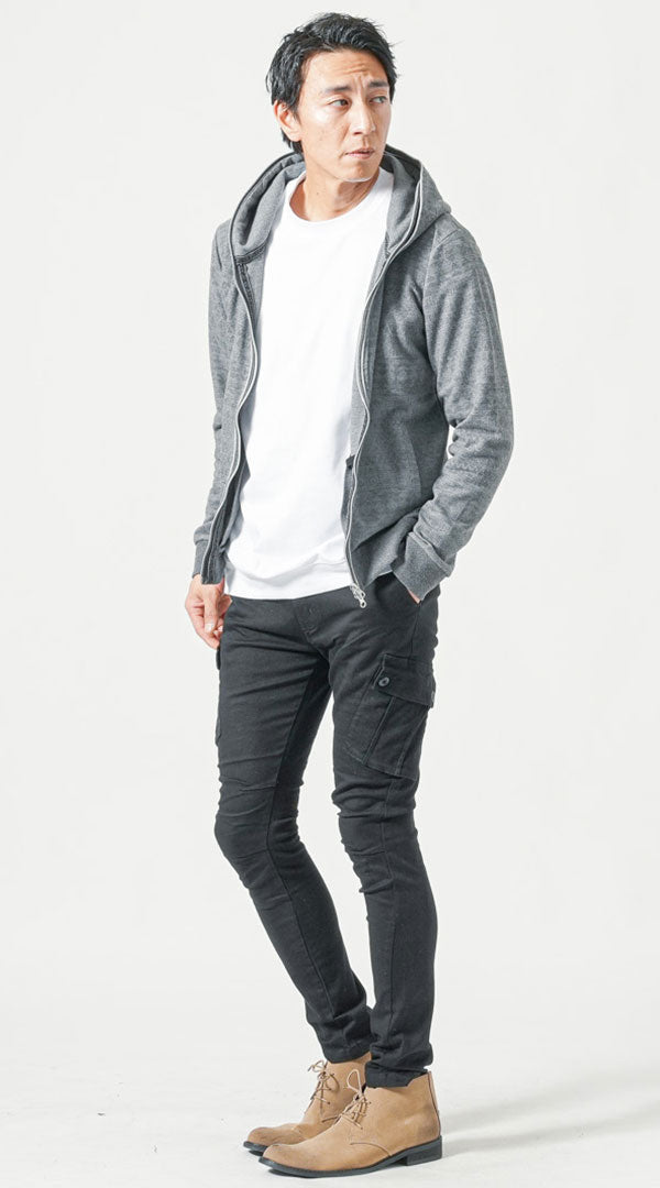 メンズにおすすめの黒カーゴパンツとグレーパーカーを合わせた春のカジュアルコーデ例