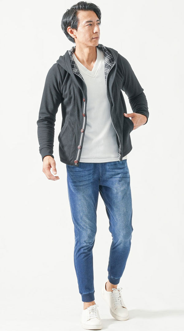 40代メンズにおすすめのデニムジョガーパンツと白スニーカーを使った爽やかなカジュアルコーディネート