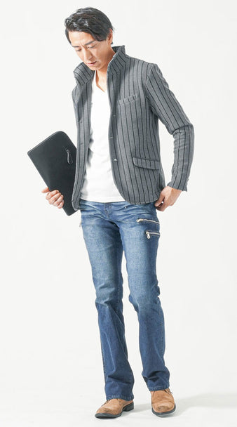 大人の男性におすすめのジップデザインデニムとストライプジャケットのコーディネート