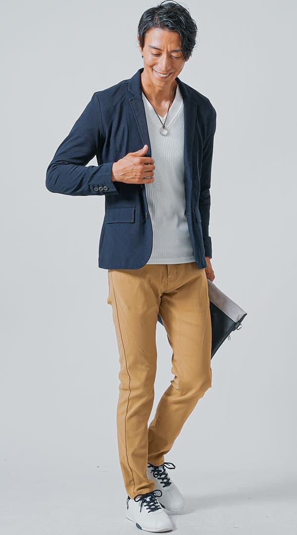 ネイビージャケット　白Tシャツ　ベージュパンツ　白スニーカー　snp_mh1012